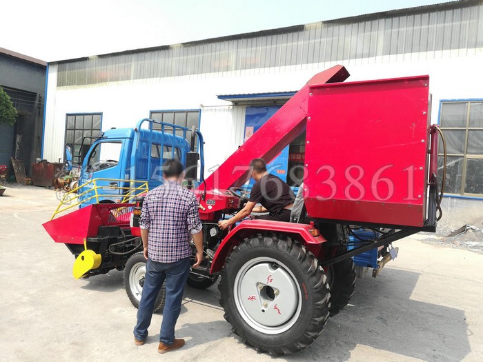 安徽滁州玉米收割機客戶來廠提貨